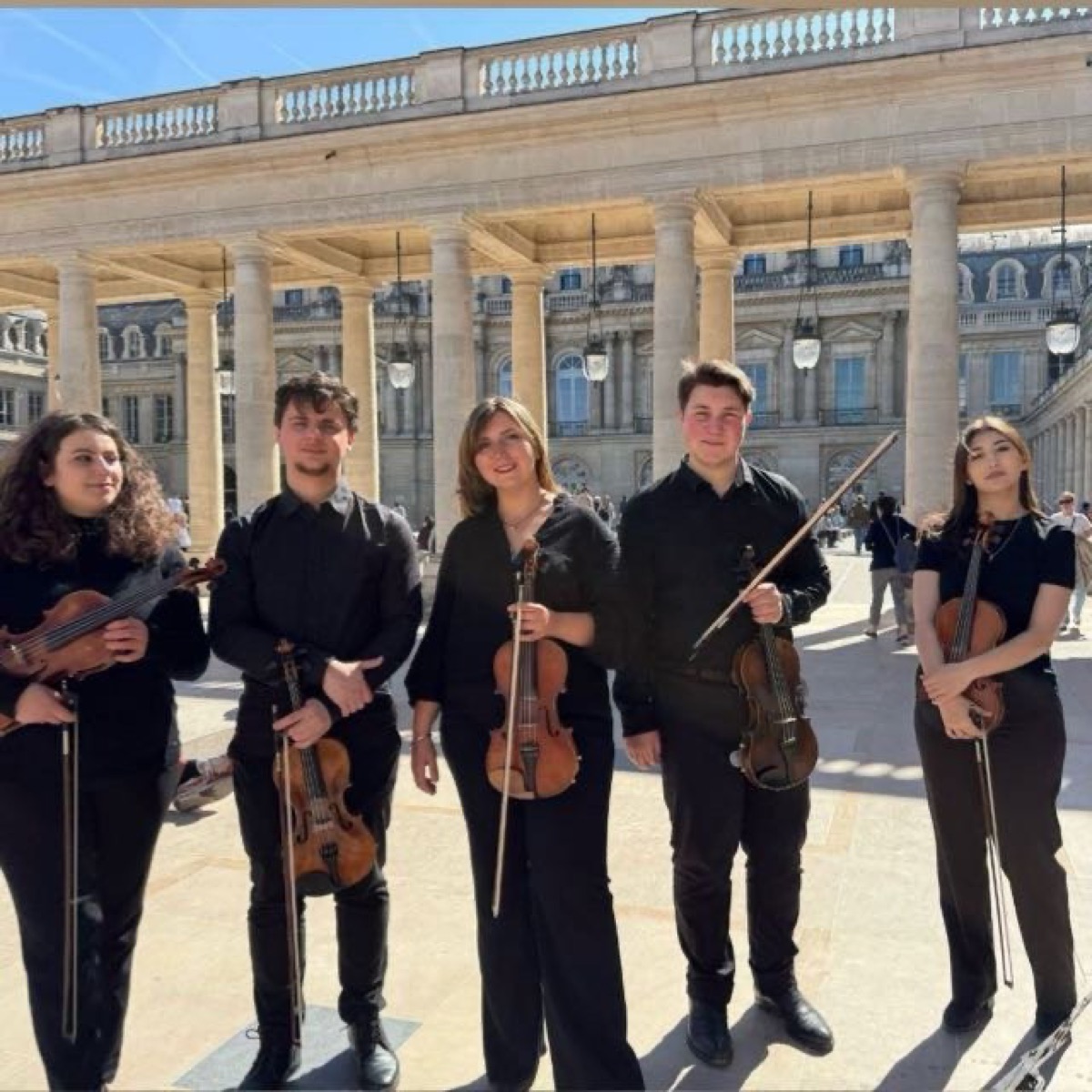 Jeunes musiciens d’UNIART réunis au Palais-Royal, à Paris